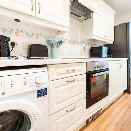 Bright And Spacious Flat With Free Parking London Exterior photo